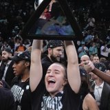 Sabrina Ionescu et ses équipières savourent le 1er titre de l'histoire du New York Liberty KEYSTONE/AP/Pamela Smith